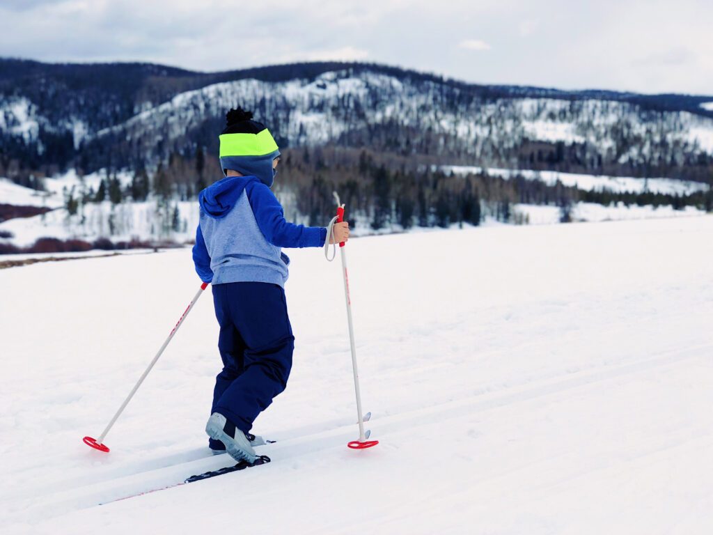 Children skiing