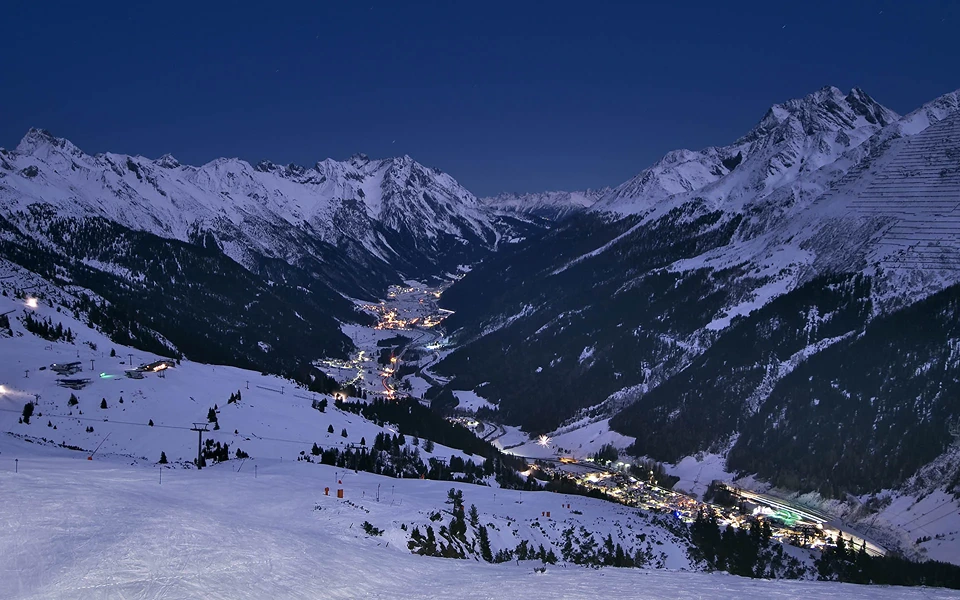 Luxury Ski Chalets in St Anton Tile